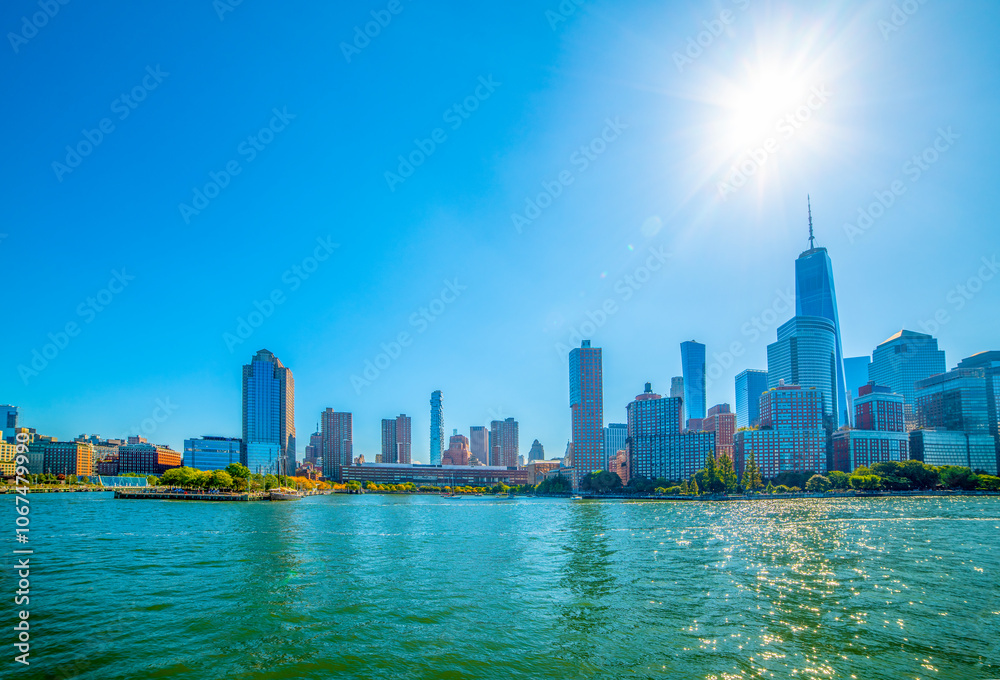 Fototapeta premium Manhattan skyline seen from Hudson river under a shining sun