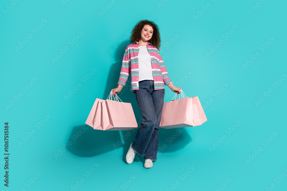 Φωτογραφία Photo of wavy hair model young shopaholic woman in stylish casual clothing holdi