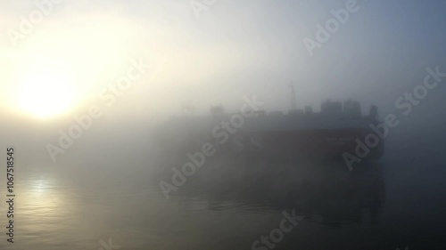 Autoschiff, Autotransporter fährt bei Nebel im Nord-Ostsee-Kanal	
 photo