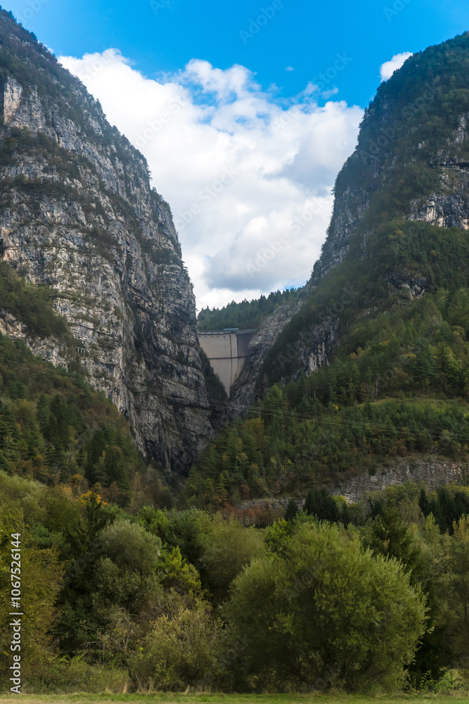 Panorama della diga del Vajont vista dal fiume Piave presso Longarone Panorama della diga del Vajont vista dal fiume Piave presso Longarone