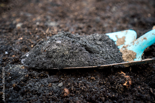 Fotografía Close-up of biochar and rock dust on a gardening shovel, used to enhance soil qu