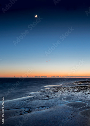 Obraz na płótnie europe, UK, England, Sussex, Worthing moon sunset vertical w salonie
