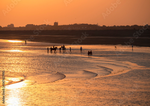 Obraz na płótnie Beach at south end of Hayling island is turned golden by sunset w salonie