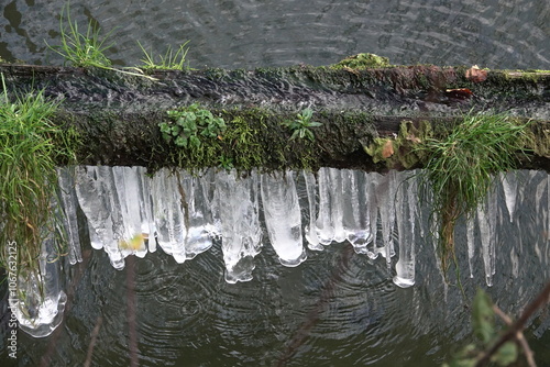 Eis an einer Wasserrinne photo