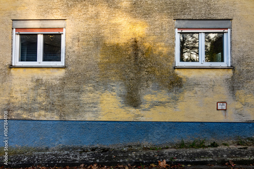 Feuchte und verschmutzte Hauswand photo