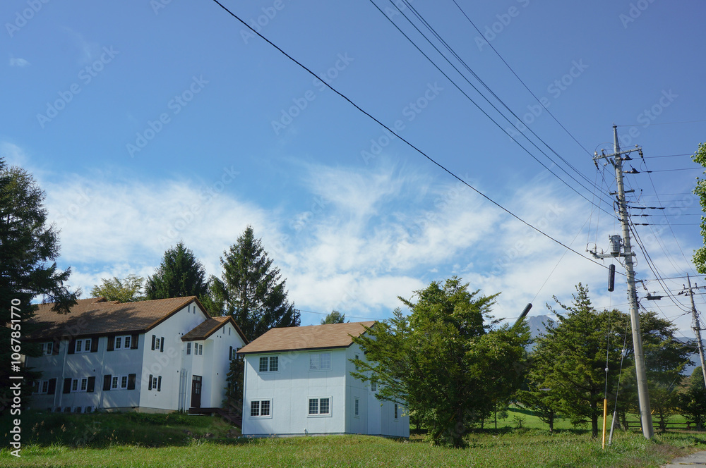 電柱と田舎の住宅、広がる青空