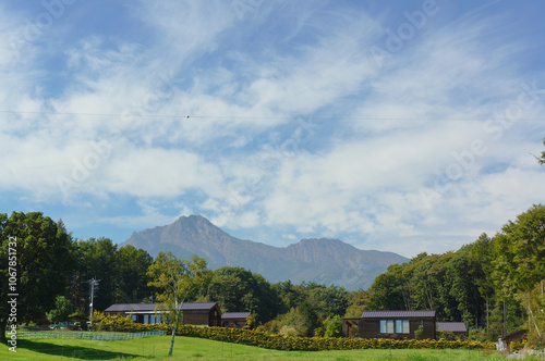 澄んだ空と山々が広がる田園風景 photo