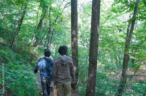 森の中を散策する友人たち