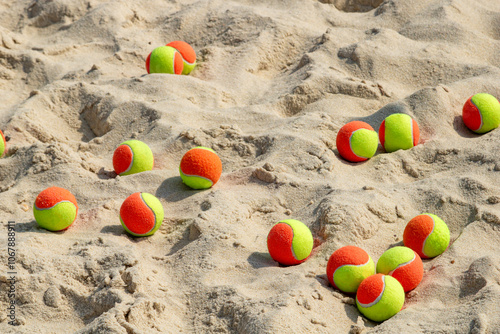 Bolas de Beach Tennis Coloridas Espalhadas na Areia da Praia