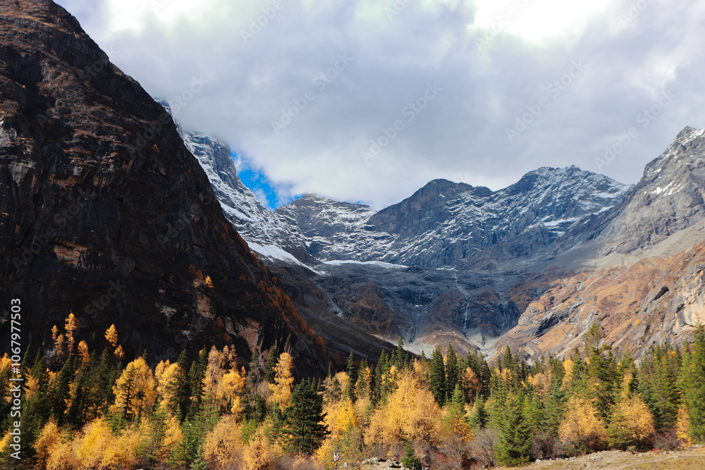 Obraz premium Landscape of Siguniang mountain or Four girls mountains with ,located in the Aba Tibetan and Qing Autonomous Prefecture in western Sichuan of China.