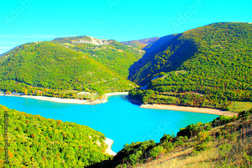 Cuadro en lienzo Pristine scenery from Lago di Fiastra (Lake Fiastra) with the momentous Sibillin