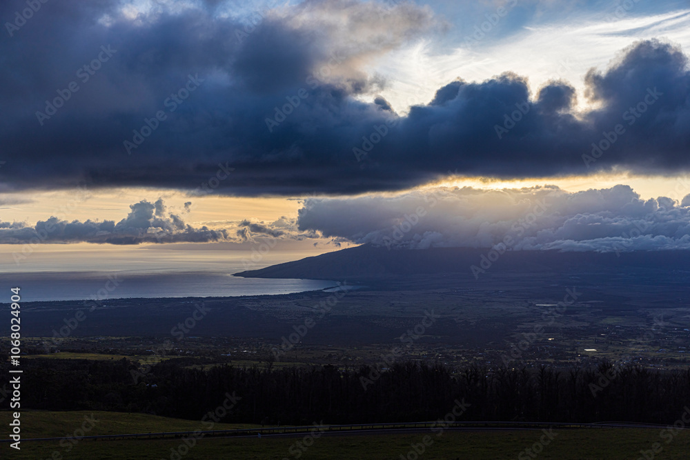 Fototapeta premium Landscape view of the sunset on the island of Maui as seen from the side of Haleakala in Hawaii.