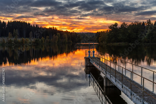 Sonnenuntergang über einen See Stimmungsvolle Landschaftsaufnahme aus dem Harz photo