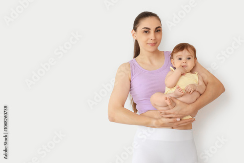Sporty young mother with he...