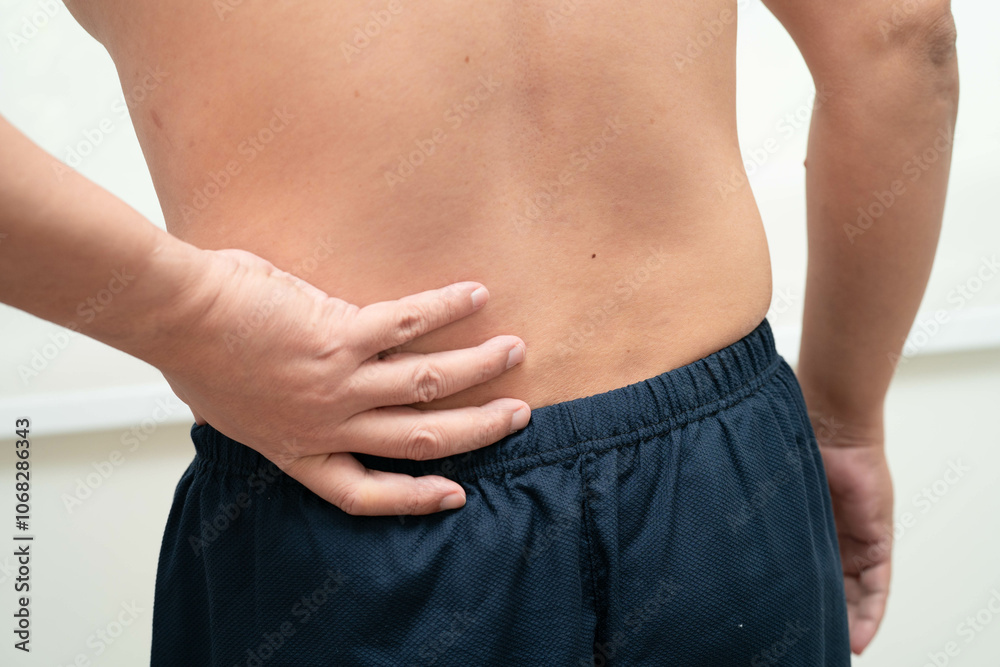 Naklejka premium Asian man pain back muscle, spine and bone from accident.