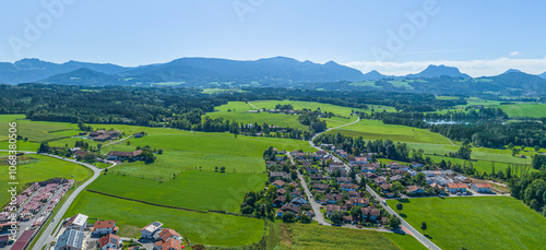 Die oberbayerische Gemeinde Riedering am Simssee von oben