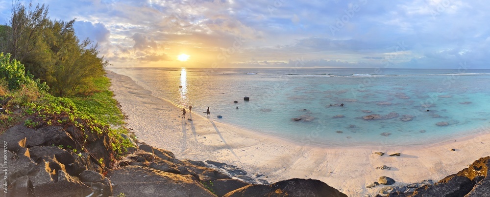 Fototapeta premium Romantic sunset on the beach in the Cook Islands panorama.