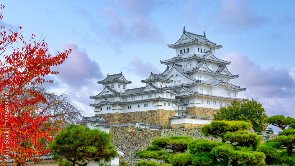 Fototapeta premium Himeji castle Japanese ancient castle landmark, Japan himeji castle Japan in the autumn, Unesco world heritage site Himeji castle Japanese, Hyogo, Kansai, Japan.