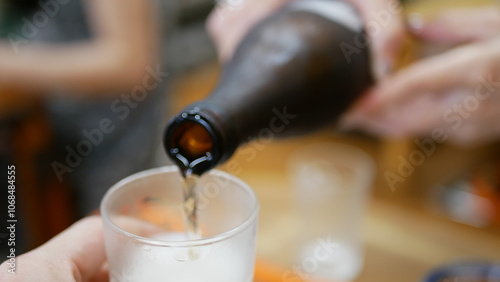 ビールを注ぐ、お酌