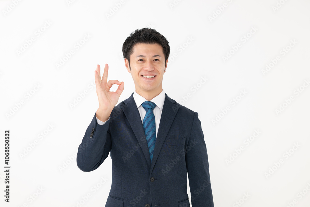 OKサインをするビジネスマン