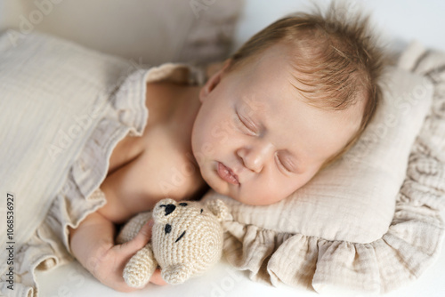 Cuadro en lienzo Peaceful sleeping baby with teddy bear in cozy blanket