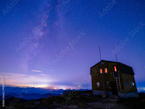 アトラス彗星と避難小屋と天の川