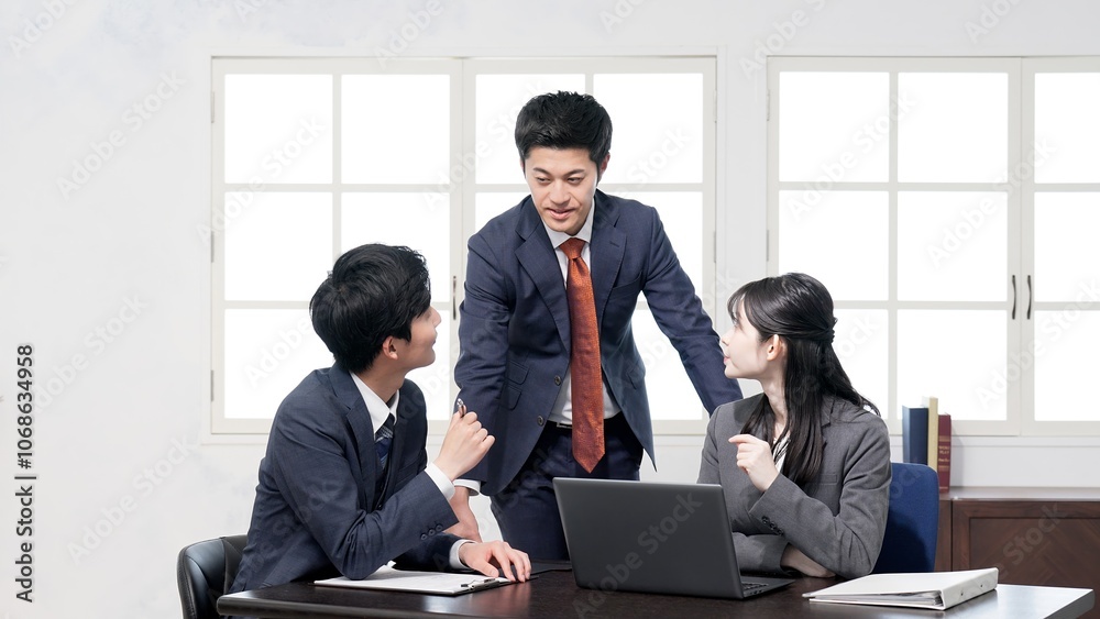 © mapo - ミーティングをするアジア人ビジネスパーソン