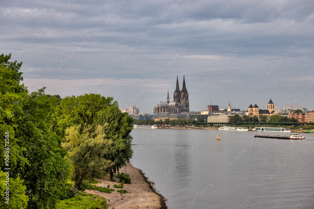 Fototapeta premium Koln, Germany - July 31, 2024: The Cologne Cathedral as seen from Rheinpark in Cologne, Germany 