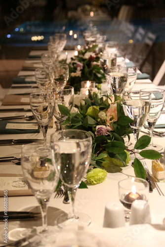 Obraz na płótnie Upscale Dining Experience: Beautiful Long Table Arrangements for a Gala Dinner w salonie