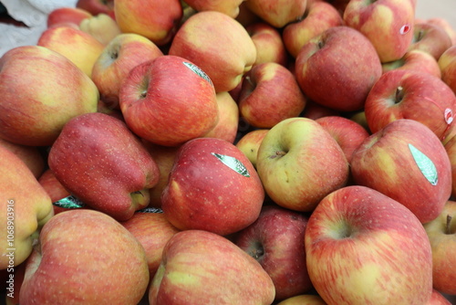 Fresh, vibrant apples in a close-up shot, showcasing their natural colors, textures, and ripeness, perfect for health, nutrition, and fruit concepts selective focus 