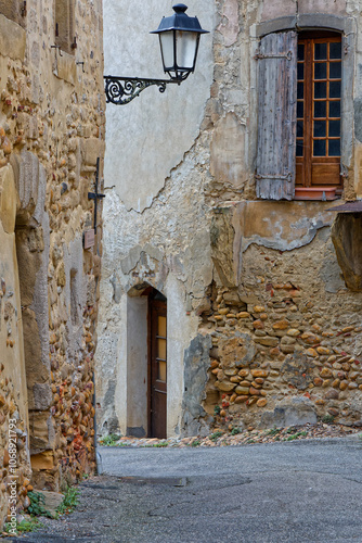 Fototapeta Naklejka Na Ścianę i Meble -  ST-ANTOINE-L'ABBAYE, FRANCE, November 5, 2024 : Small streets of the medieval village surrounding the Abbey of Saint-Antoine.