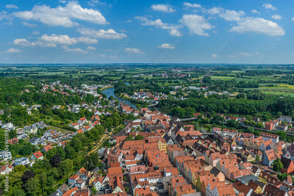 Obraz premium Ausblick auf die ehemalige freie Reichsstadt Donauwörth im Donau-Ries