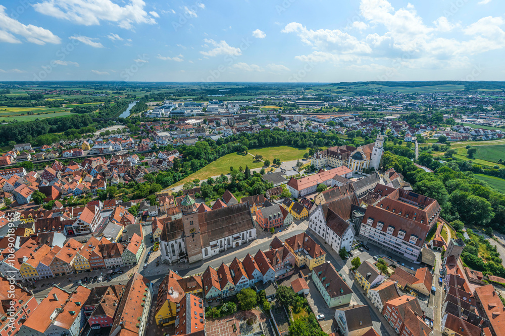 Obraz premium Luftbild der bayerischen Stadt Donauwörth in Nordschwaben