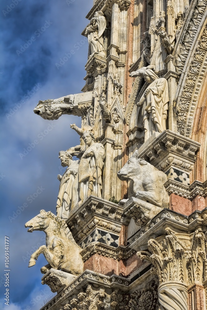 siena, italien - detail der kathedrale mit kirchenfiguren und statuen