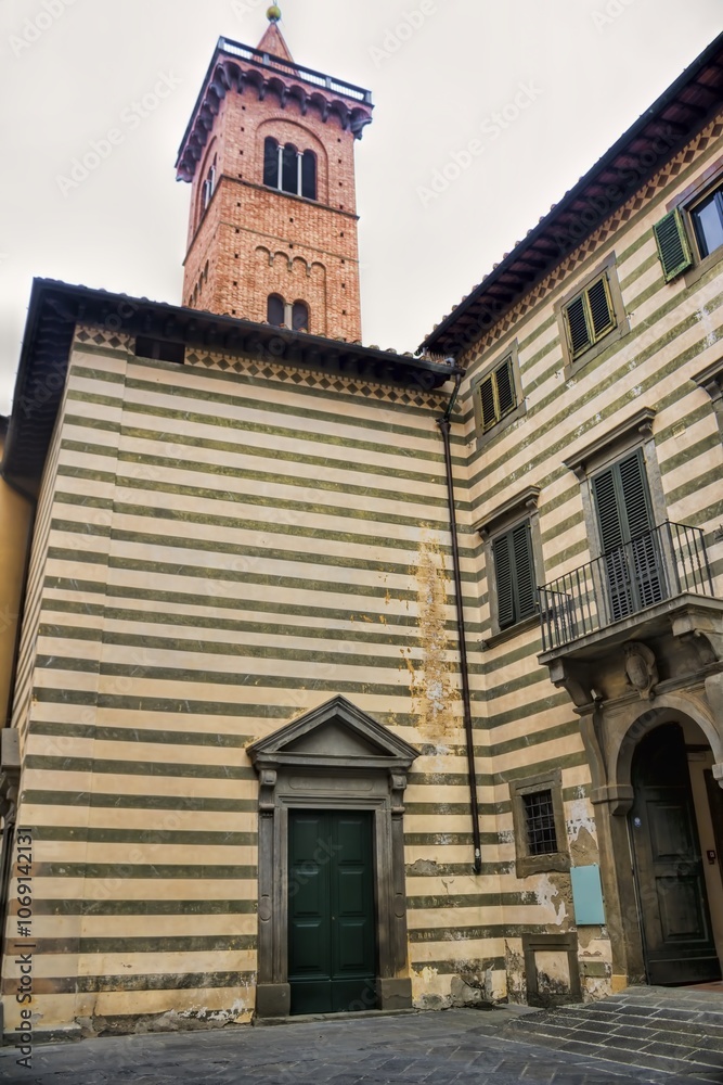 empoli, italien - gestreifte seitenansicht an der kirche sant andrea