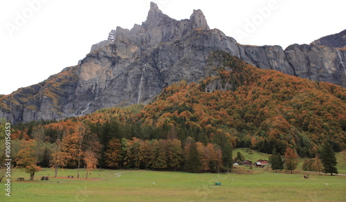 paysage en automne au Fer à Cheval situé à Samoens dans les Alpes