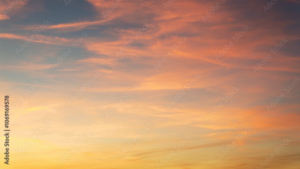 Fototapeta premium Nature sky backgrounds, horizon golden sky, gorgeous, dusk sky.