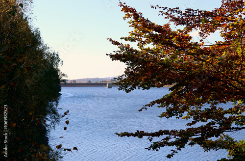 Talsperre Nonnweiler im Nordsaarland im Herbst im Landkreis St. Wendel im deutschen Bundesland Saarland. Aussicht vom Premium-Wanderweg Dollbergschleife.  photo