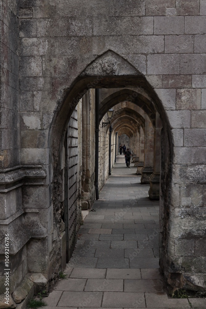 Fototapeta premium archway in an English town
