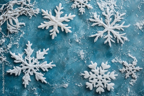 Fond bleu poudre avec motifs de flocons de neige blancs dans un style hivernal.. photo