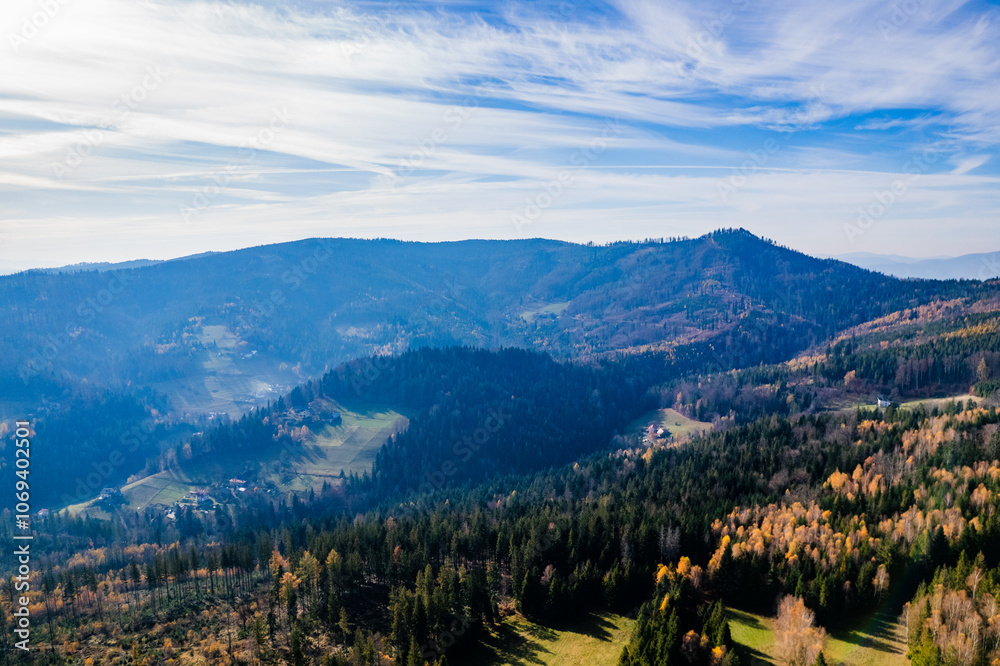 Jesień w górach, Beskidy w Polsce, panorama z lotu ptaka