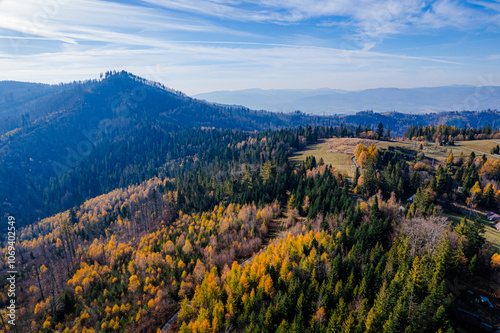 Fototapeta Naklejka Na Ścianę i Meble -  Góry, Beskid Śląski w Polsce. Stożek, góra na granicy Polsko-Czeskiej, panorama jesienią z lotu ptaka.