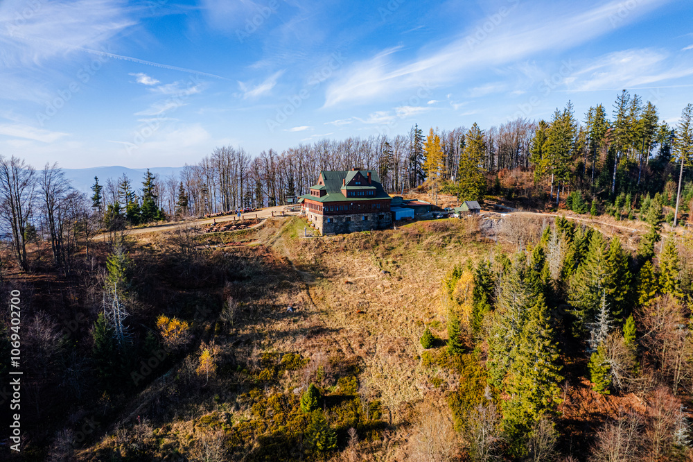 Góry, Beskid Śląski w Polsce. Stożek, góra na granicy Polsko-Czeskiej, panorama jesienią z lotu ptaka.