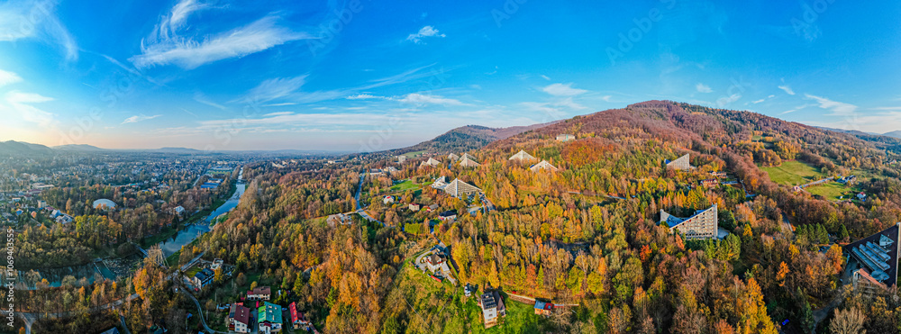 Miasto uzdrowiskowe i turystyczne w górach. Ustroń na Śląsku w Polsce, panorama jesienią z lotu ptaka