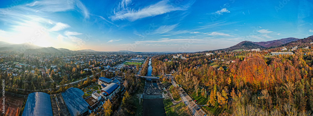 Miasto uzdrowiskowe i turystyczne w górach. Ustroń na Śląsku w Polsce, panorama jesienią z lotu ptaka
