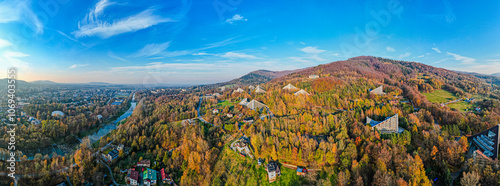 Obraz na płótnie Miasto uzdrowiskowe i turystyczne w górach. Ustroń na Śląsku w Polsce, panorama jesienią z lotu ptaka w salonie