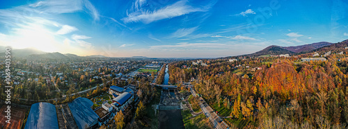 Obraz na płótnie Miasto uzdrowiskowe i turystyczne w górach. Ustroń na Śląsku w Polsce, panorama jesienią z lotu ptaka w salonie