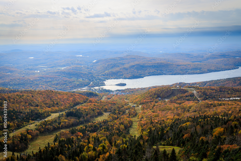 Obraz premium Panoramic landscape of Mont Tremblant, Canada