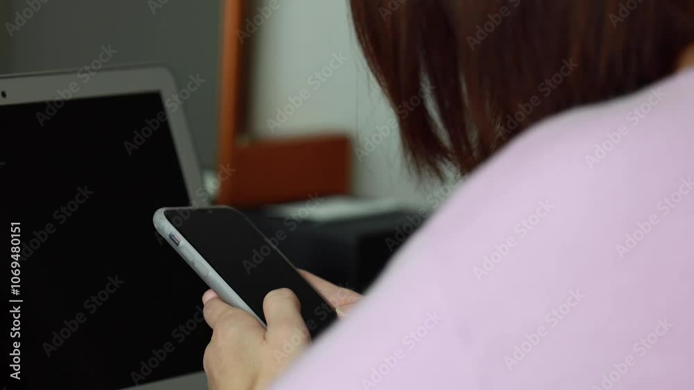 スマートフォンを使用している女性　手　夜　室内　イメージ
