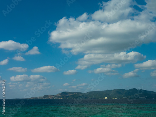 海沿いの道から見える沖縄県の本部半島